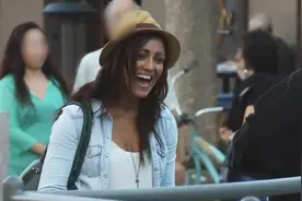 国外爆笑街头恶搞：男子挤压水瓶子，结果瞬间消失了，如何做到的视频封面