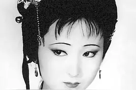 明明深爱你，却想得心痛流下粉泪，也没有勇气联系你图片