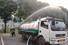 洒水车也能救火 安沙镇配备“洒水消防车”和消防救援摩托车图片