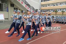 桂林市各校新生进入“军训模式” 学生：累并快乐着图片