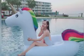 张嘉倪产后自信秀身材 身穿比基尼大秀一米二长腿视频封面