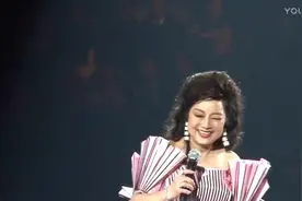 春晚唯一破例的明星 周润发跪拜 出场费超四大天王总和 徐小凤视频封面