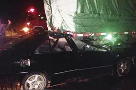 哈市松北区万宝大道轿车雨夜追尾大货 导致一死两伤图片