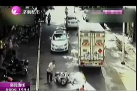 爷爷摩托车忘记熄火 孙子误拧油门撞货车当街摔倒图片