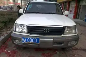 路遇河南天字一号牌，一路尾随！这车牌少说也得上百万！图片