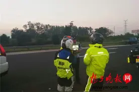 时速130！4辆百万宝马摩托车高速上疯狂飙行图片