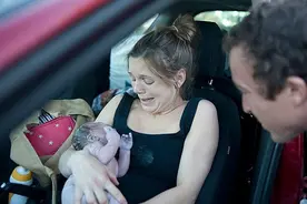 没来得急赶到医院，孕妇在车内成功生下宝宝图片