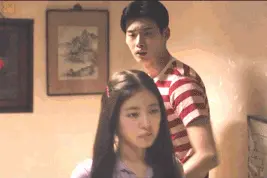 当女朋友生气转头要走，我只好如此挽留！太尴尬了！图片