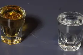 把装水的杯子倒扣在威士忌上，结果就像魔法般将液体置换了位置图片