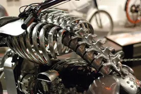 国外医科学生打造的创意摩托车，金属人体骨架当车身图片