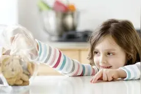 孩子偷吃零食怎么办？看看专家如何说？图片