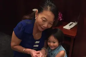 李小鹏晒女儿和妈妈合影，奥利越来越像奶奶了，奥利奥会更像谁？图片