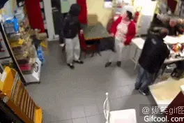 咬烂火机的瞬间图片