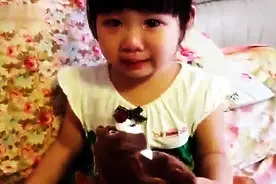 超萌小萝莉因为尿床哭了，宝宝好内疚！图片