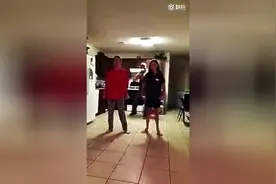 两个女儿在练舞时，老爸偷偷在后面加入，一看就是个有故事的老爸图片