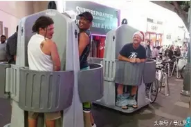 街头现开放式男厕，你敢上吗图片