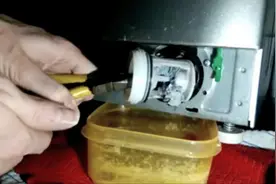 把洗衣机排污口打开拉出一堆垃圾 视频详解怎样拆洗洗衣机排污口图片