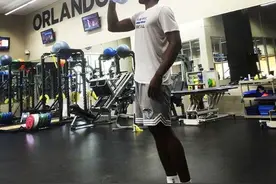 NBA球员练得多辛苦？伊巴卡举起饮水机水桶畅饮！图片