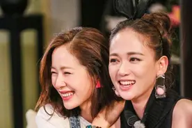 江一燕陈乔恩同框媲美，素颜衣品都差不多，但这点她差太多！图片