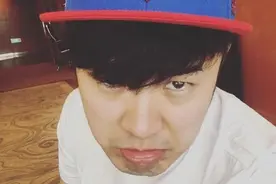 陈赫撅嘴不满飞机延误 网友:每次你坐飞机都延误图片