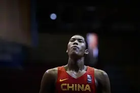 国青男篮混血中锋丘天父亲曾是NBA球员，现任美职篮名教头？图片