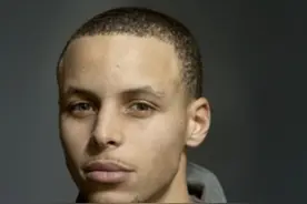 库里终于有发挥四分球的地方了，哈林篮球队伸出橄榄枝图片