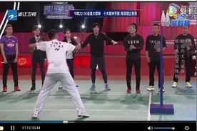 羽毛球速度快到轻松打烂16mm木板图片