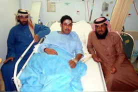 酋长相约沙漠开车越野，不料车子却掉进沙漠枯井中图片