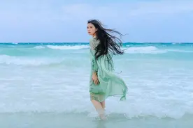 美女独自漫步长滩岛图片