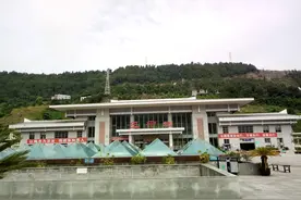 建在山上的火车站图片