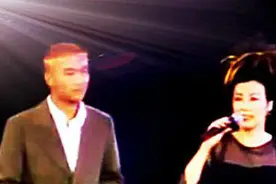 17岁黄毛谢霆锋，和干妈汪明荃同场演唱老千王群英会主题曲！图片