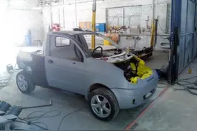 车主花500块将自家小型车改成皮卡，新车载货量很不错图片