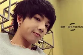 华晨宇更博晒酒窝帅照撩粉 串烧歌曲唯美动听引热议图片