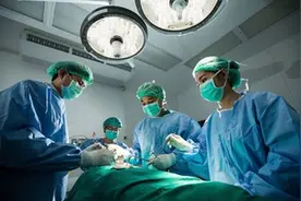 婆婆生日我订三层蛋糕，看到蛋糕瞬间，婆婆直接掀翻了桌子图片