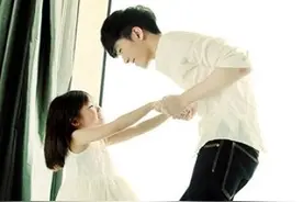 相差18岁的兄妹档，感情甜蜜又温馨，这样的妹控哥哥给我来一打图片