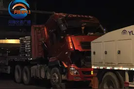 今早郑州环线限高杆   又双叒叕被撞图片