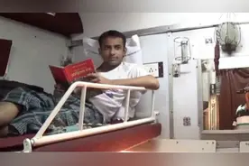 实拍印度火车一等卧铺车厢，双层四人间，床很宽大，舒适度不错！图片