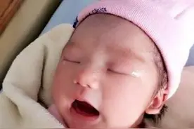 凤凰传奇里面的美女玲花已有了女儿，萌萌刚生下来就想开口歌唱了图片