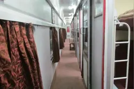 实拍印度火车一等卧铺车厢，厕所贴心的提供了卫生纸，方便外国人图片