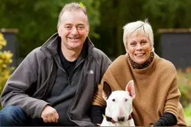 老外带狗狗挖洞寻宝发现的白色不明物体，男子一看吓懵了图片