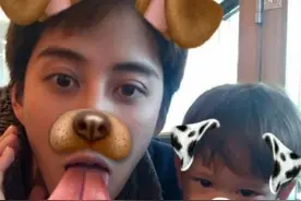 Mike和前女友的儿子已经这么大了，游泳自拍父子俩一样都不少图片