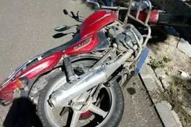 烟台一妇女穿长裙坐摩托出车祸图片