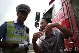 司机开货车驶入昆明“限货”道路 竟拒收罚单甩手要走图片