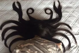 熟睡长发妹被日本男“恶搞” 神似人头气球、大钳蟹图片