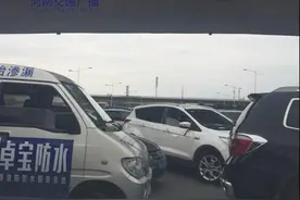 今早郑州多路口信号灯“罢工”， 堵车超过2小时，一团乱！图片