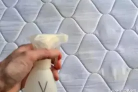 宝宝“尿渍”沾到床单上洗不干？精明的妈妈怎么做图片