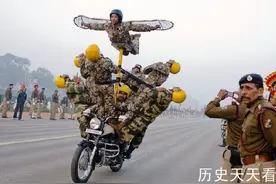 实拍印度阅兵式上的特色表演，士兵摩托车上爬梯子、叠罗汉图片