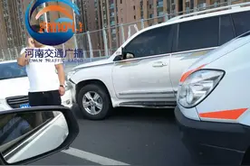 郑州陇海高架4车事故， 为啥俩车头对头相撞？图片