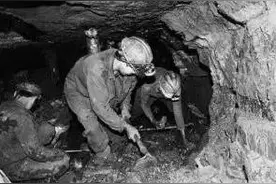 私挖煤有奇招 地面挖坑接通废旧煤矿图片