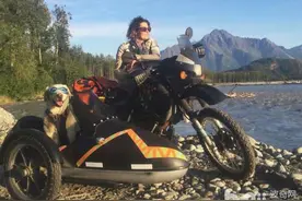 女孩带爱犬摩托骑行旅游6000英里   这样的生活真是酷炫啊图片